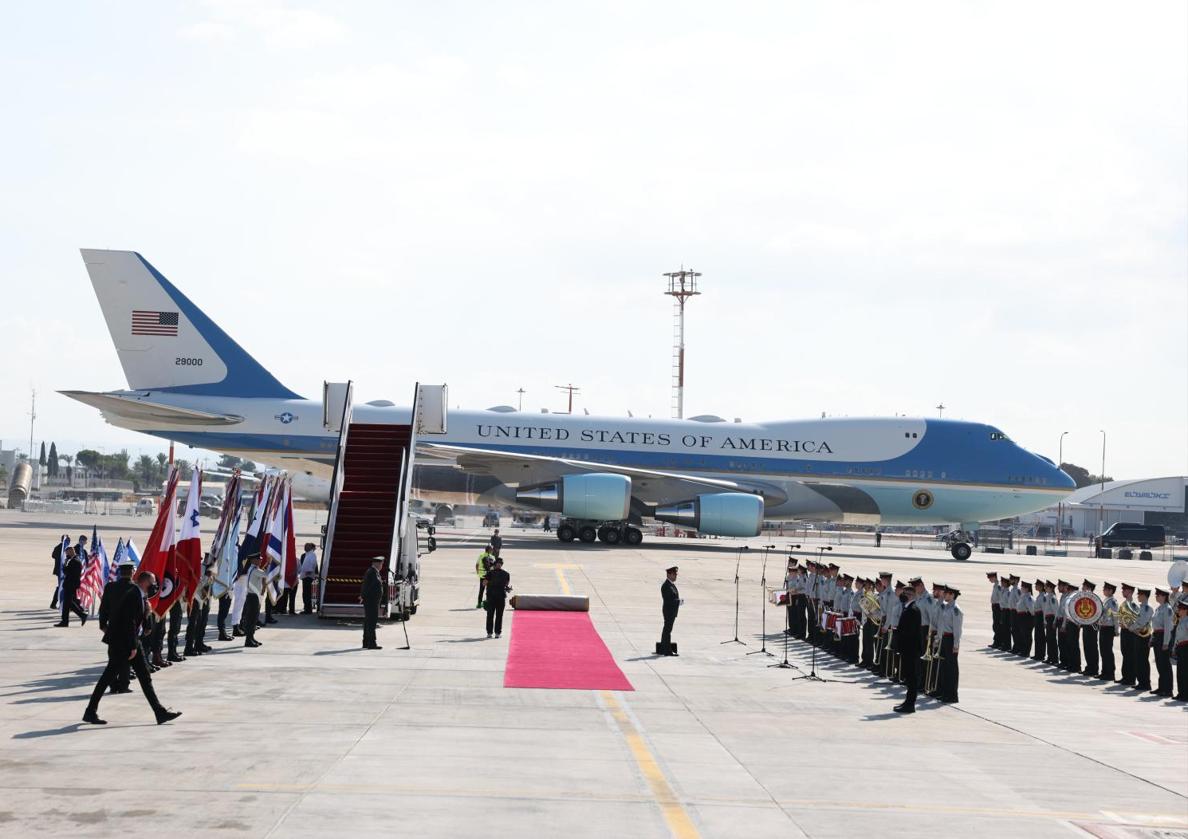 Imagen secundaria 1 - Trump saluda a familiares de los rehenes tras su llegada al Parlamento hebreo: «Es un nuevo comienzo»