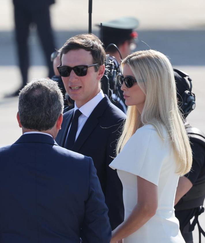 Imagen secundaria 2 - Trump saluda a familiares de los rehenes tras su llegada al Parlamento hebreo: «Es un nuevo comienzo»