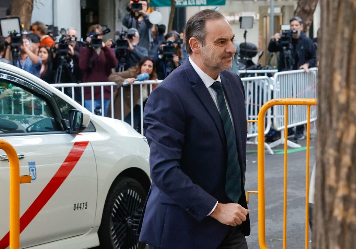 Libertad sin fianza: Ábalos esquiva la cárcel pese a negarse a declarar ante el Supremo
