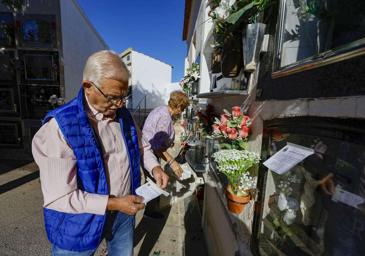 Imagen principal - Polémica por la colocación de carteles en los nichos del cementerio de Ceutí para reclamar el pago de tasas
