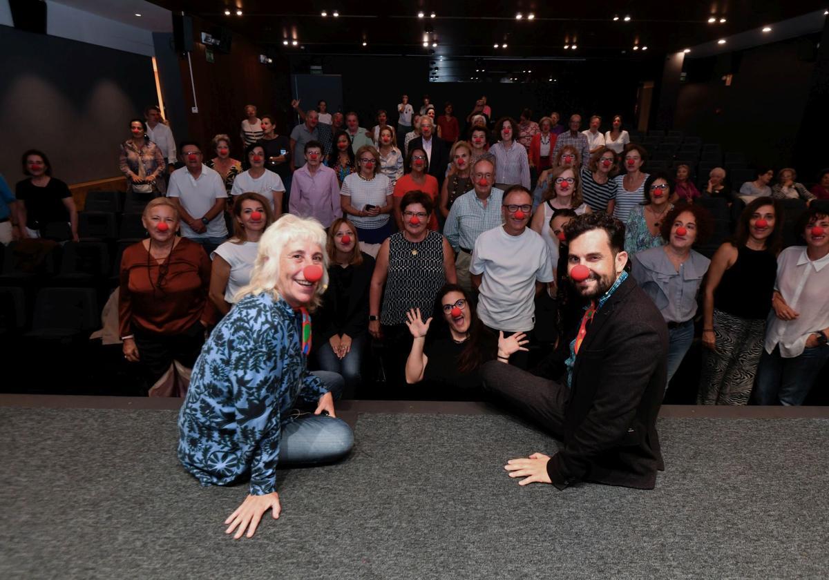 Pepa Astillero junto a un público con narices rojas.