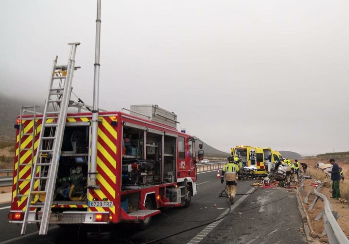Seis heridos, dos de ellos graves, en una colisión entre un camión y un coche en Jumilla