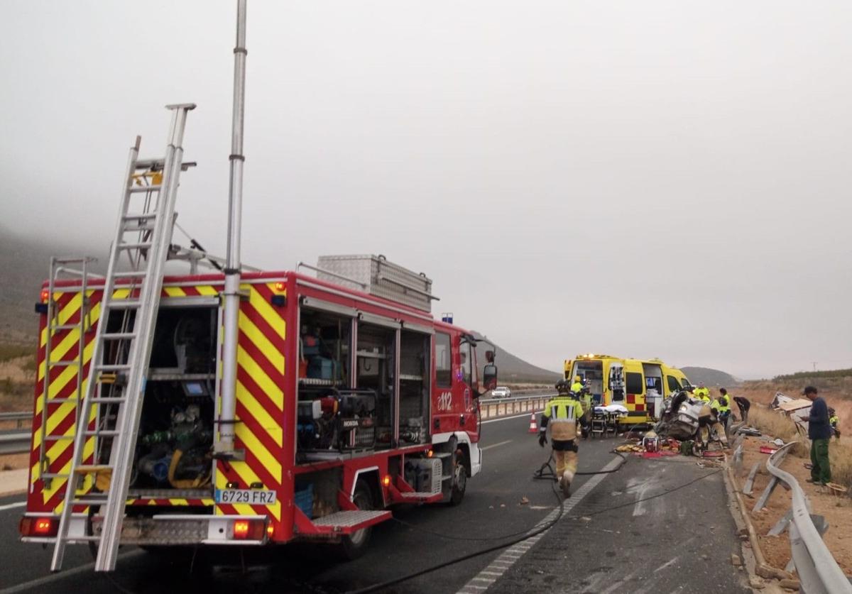 Los bomberos, este lunes, en el lugar del accidente.