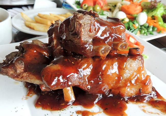 Costillas de cerdo en salsa de ciruelas