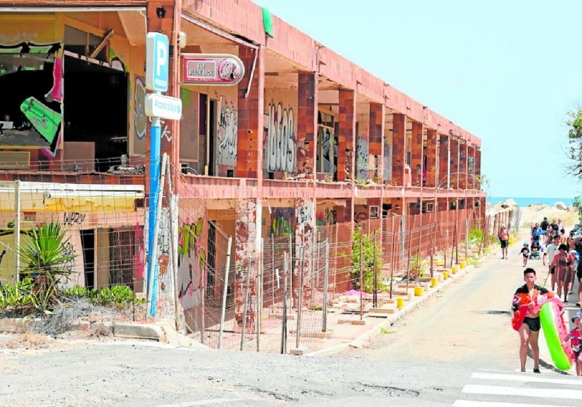 Tirarán los 39 locales en ruinas de la antigua galería comercial de La Manga