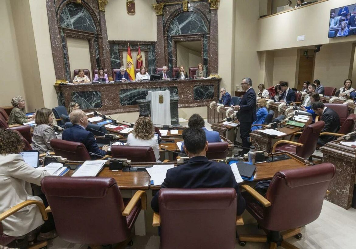 La Asamblea Regional mantiene su parálisis parlamentaria entre reproches de los grupos