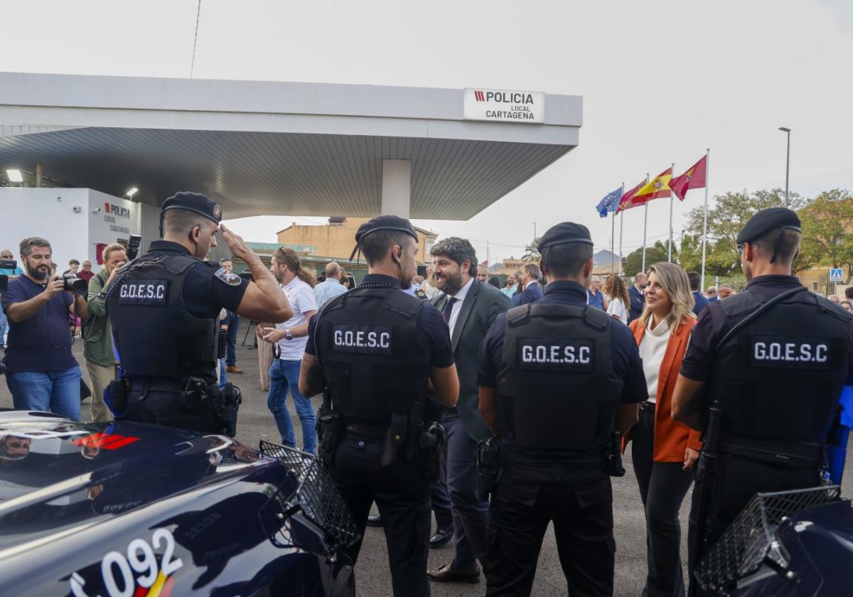 Agentes del Grupo de Seguridad Ciudadana saludan a las autoridades en la inauguración.