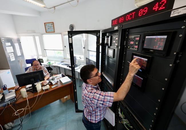 Antonio Ginés López y José Antonio Muñoz, en la oficina de la Aemet en la Base Aérea de Alcantarilla.