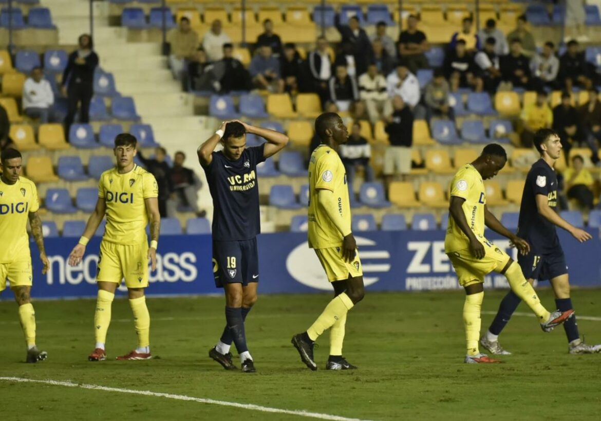 El Cádiz castiga los regalos del UCAM y le deja sin Copa