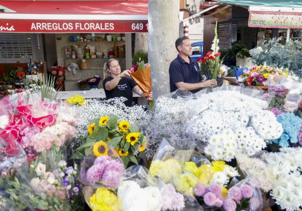 El clavel desbanca al crisantemo como la flor más vendida en Cartagena para Todos los Santos
