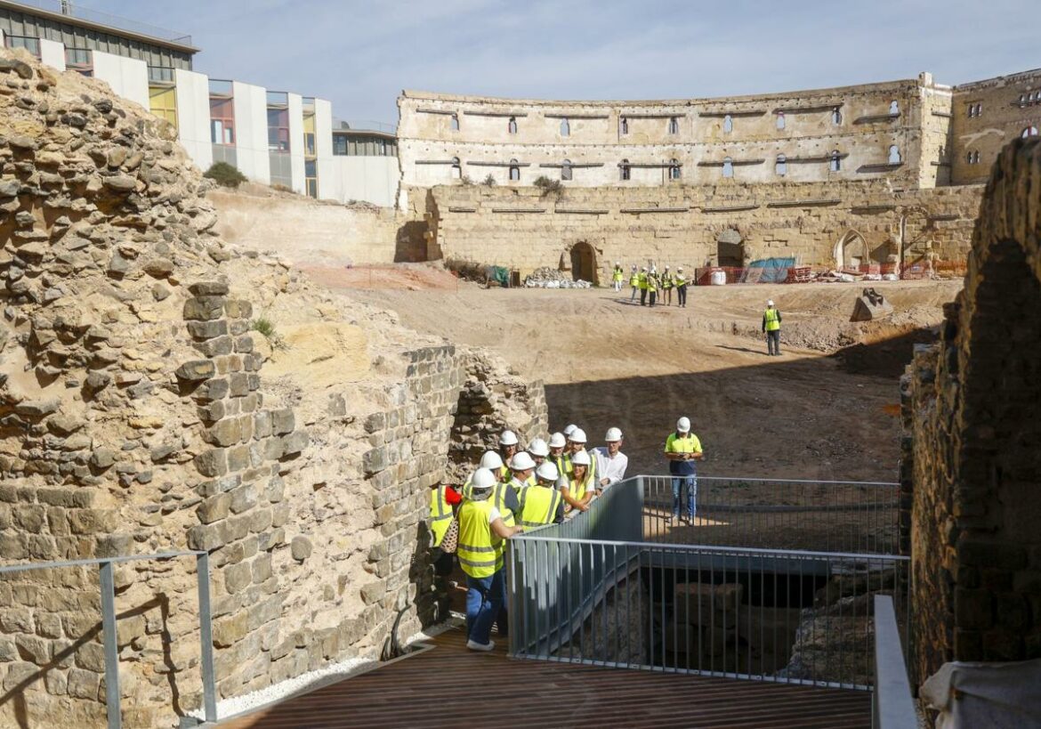 Desentierran una gran galería abovedada y «monumental» bajo las gradas del Anfiteatro Romano de Cartagena