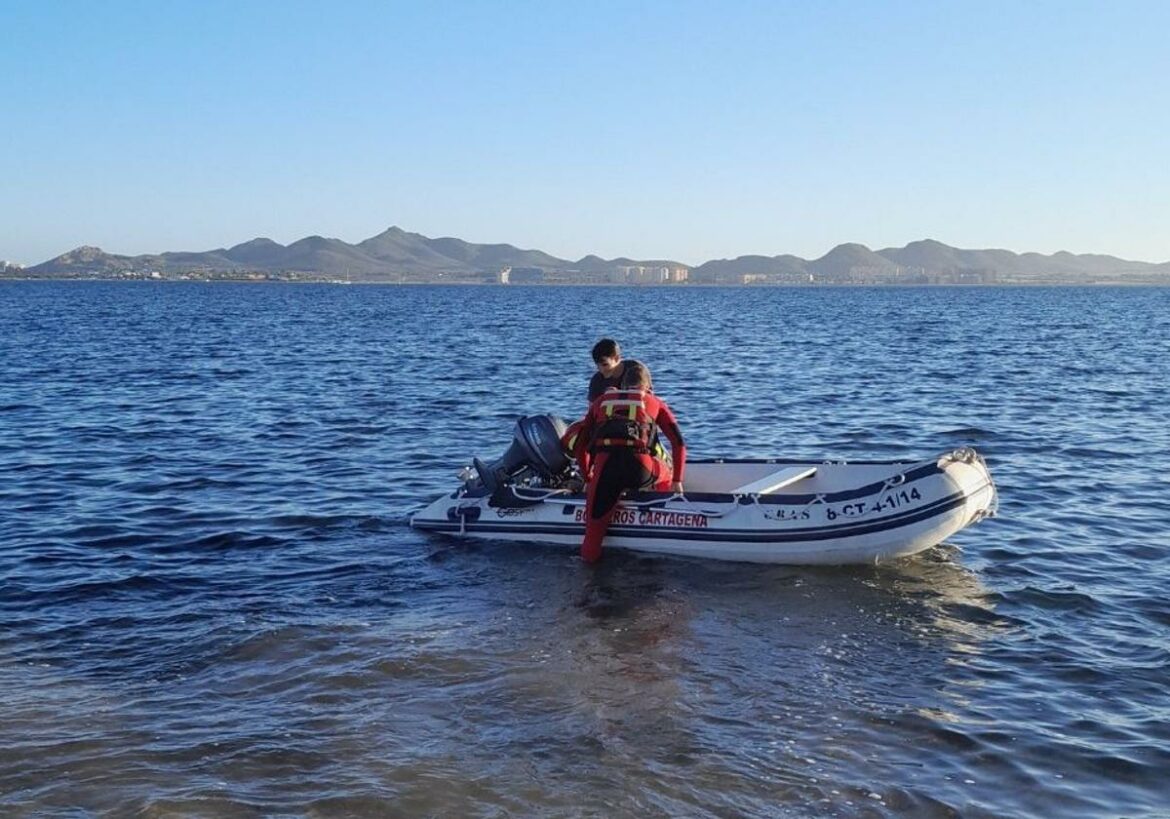 Rescatan a una kitesurfista de 60 años por no poder salir del Mar Menor durante dos horas