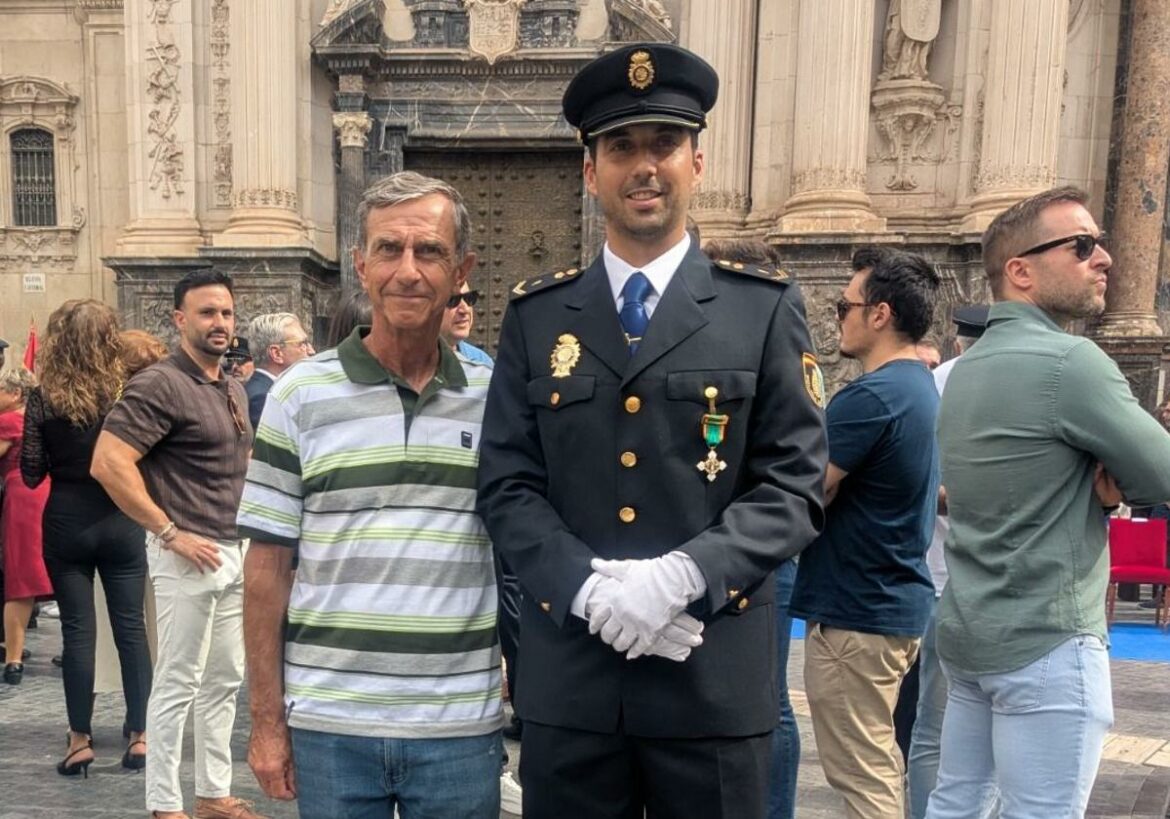 Condecoración a un agente por un acto heroico en San Pedro del Pinatar: «Él me devolvió la vida»