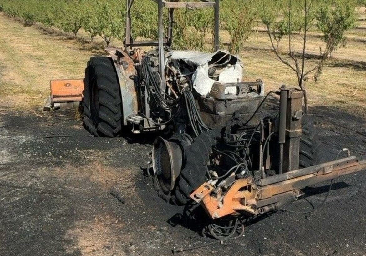 Los bomberos impiden que un tractor en llamas provoque un incendio forestal en Cehegín