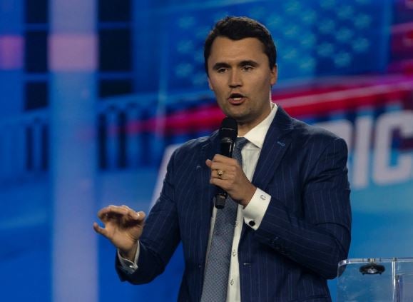 EE.UU. revoca el visado a seis personas por comentarios contra Charlie Kirk en las redes