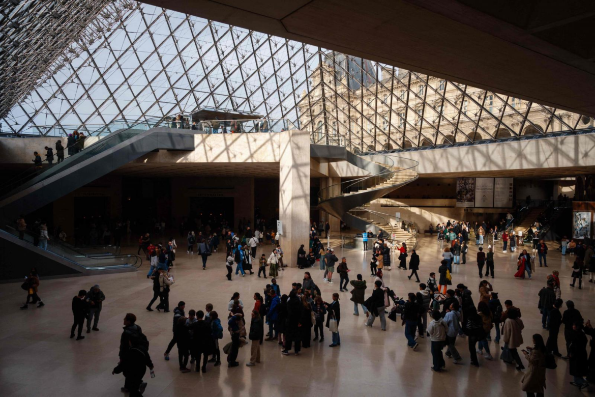 Un atraco sin heridos en el Louvre provoca el cierre del museo durante todo el día