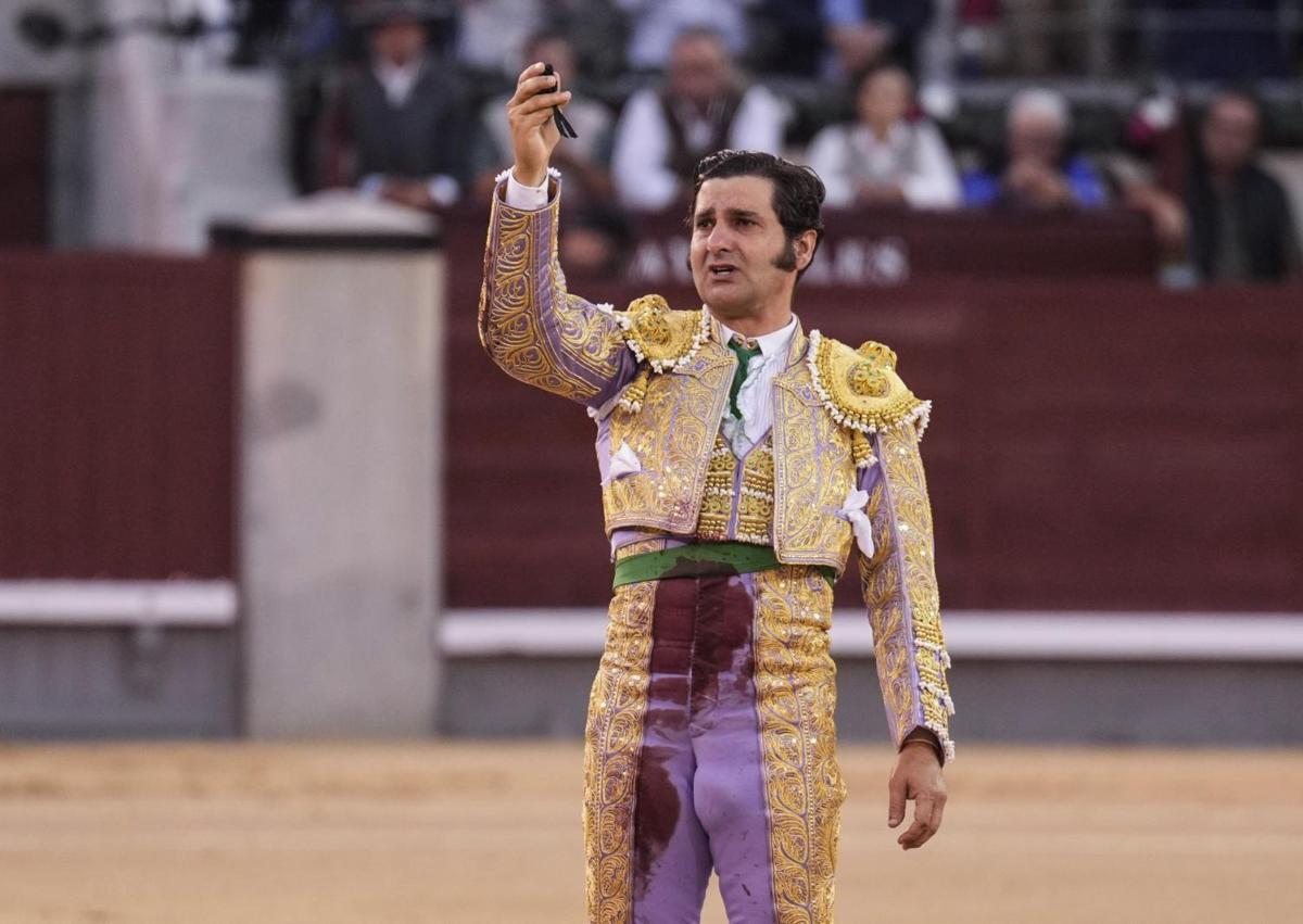 Imagen secundaria 1 - Varios momentos de la despedida de Morante de la Puebla.