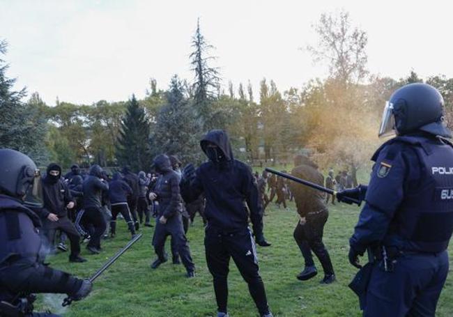 Agentes de la Policía Nacional acuden para poner orden.