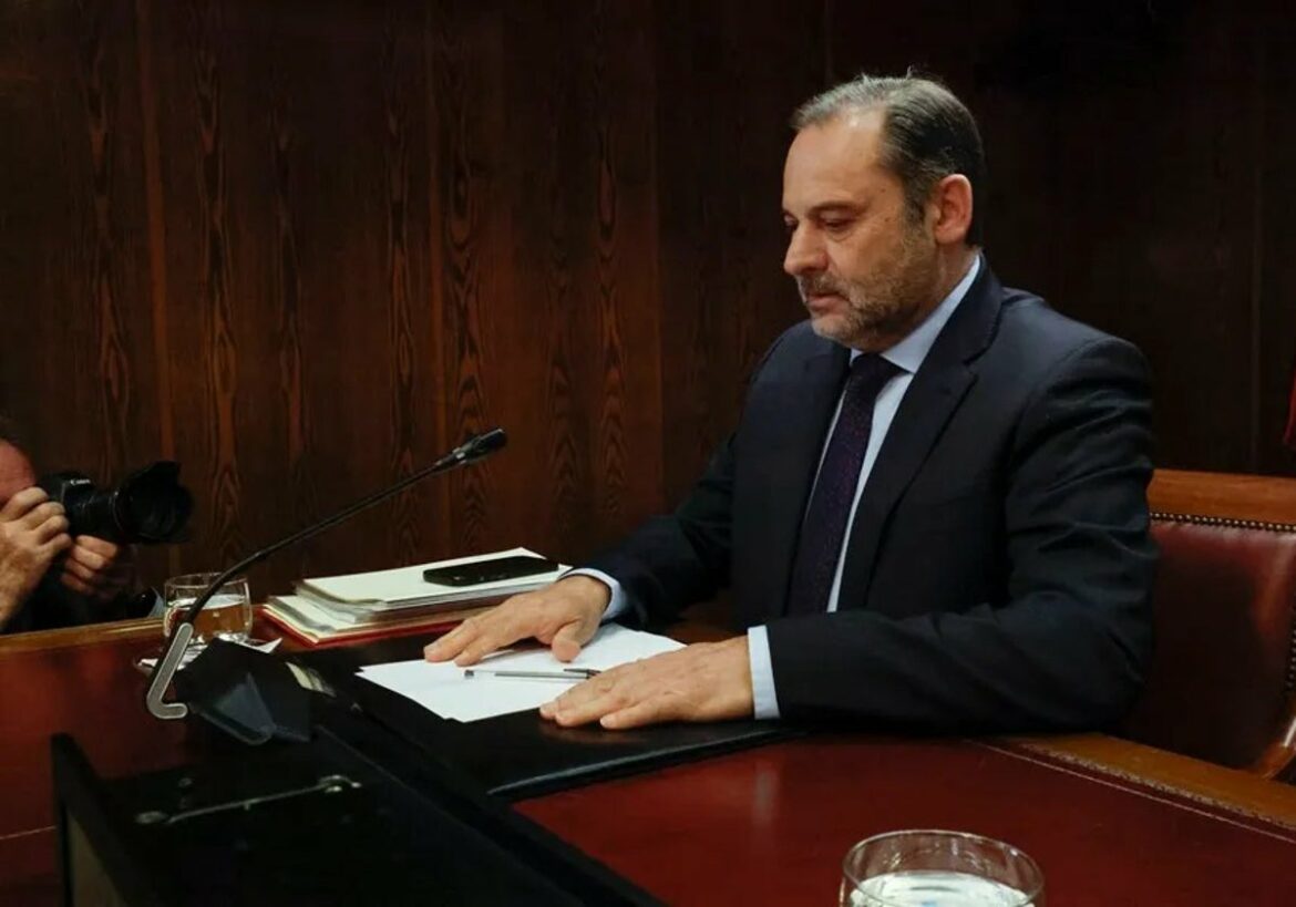 Ábalos alega ante el Supremo que «no es digital» y que hace un consumo compulsivo de «folios» para negar las mordidas