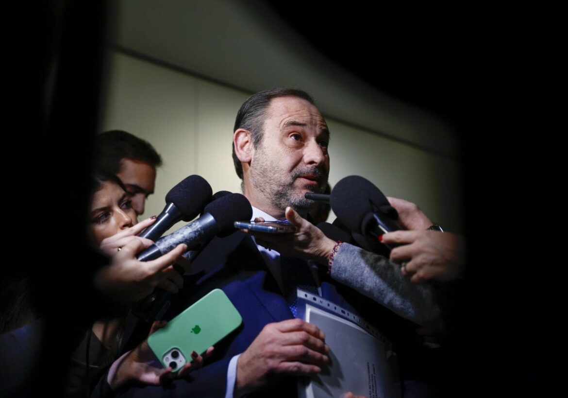 Ábalos rompe con su abogado y aboca a la suspensión de su declaración en el Supremo