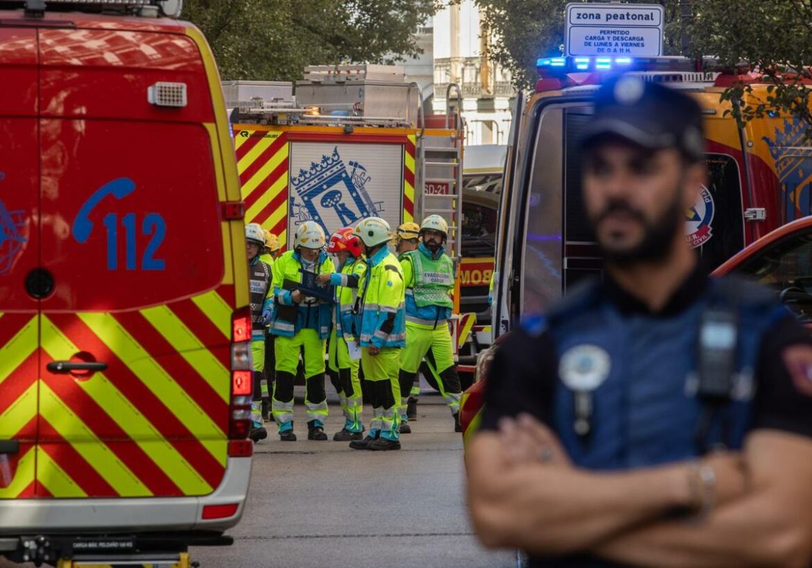 Un incendio en un edificio de Gran Vía obliga a cortar la circulación en Madrid entre Cibeles y Plaza de España