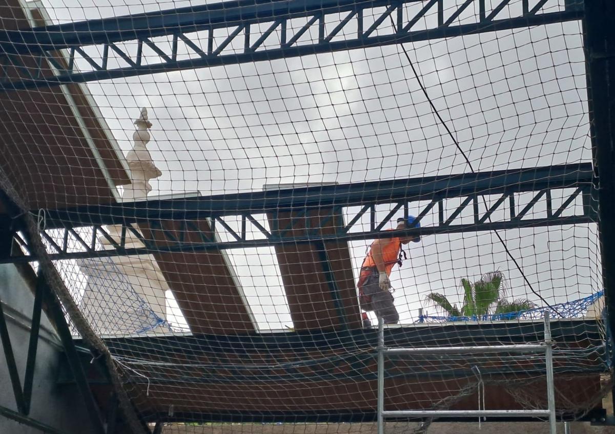 Imagen secundaria 1 - Labores de cerramiento tras la retirada de la cubierta de amianto.