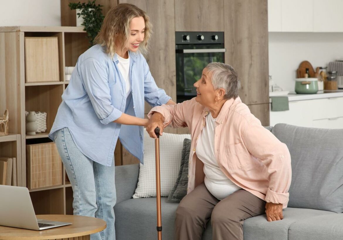 ¿Quién atenderá a mamá? Así se gestionan los contratos entre familiares para evitar conflictos