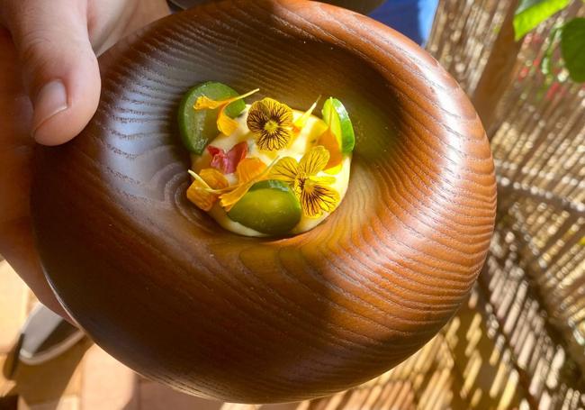 Postre de mantequilla de limón y pepino osmotizado.