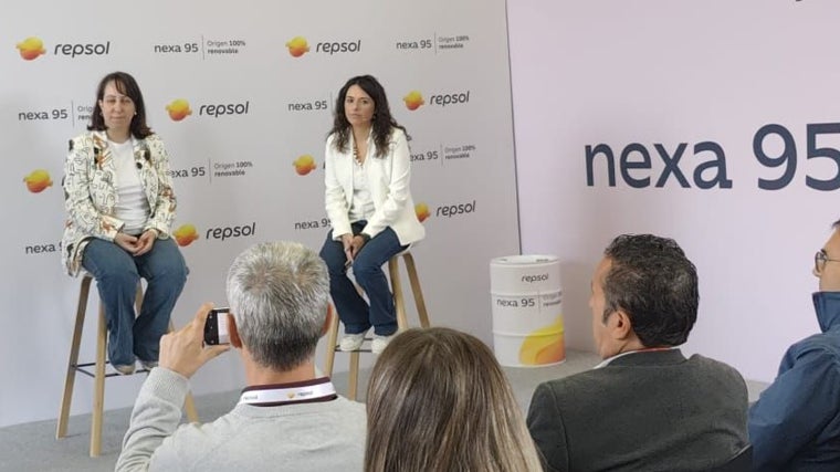 Dolores Cárdenas, investigadora del Repsol Technology Lab, y Estíbaliz Pombo, responsable de Productos Energéticos de Repsol