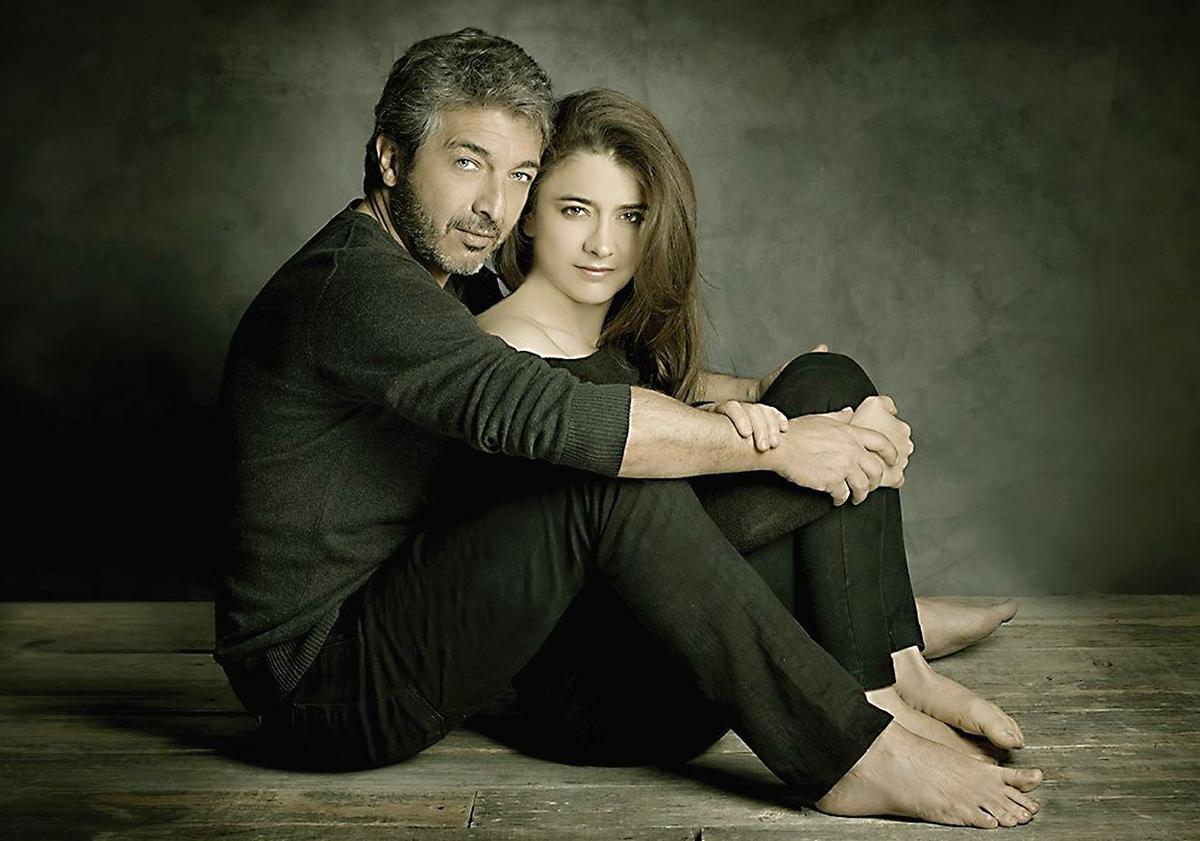 Imagen principal - Arriba: Ricardo Darín y Andrea Pietra, bajo la dirección de Norma Aleandro, vuelven a España con esta obra maestra de Ingmar Bergman basada en la película del genial director sueco. Abajo: Darín en San Sebastián y en 'El Eternauta' (serie de televisión para Netflix creada y dirigida por Bruno Stagnaro, 2025).