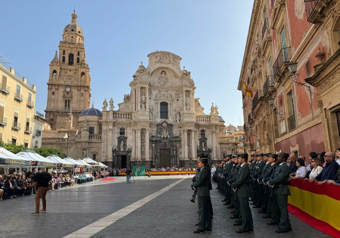 La plaza del Cardenal Belluga de Murcia vuelve a teñirse de verde benemérito por el Pilar
