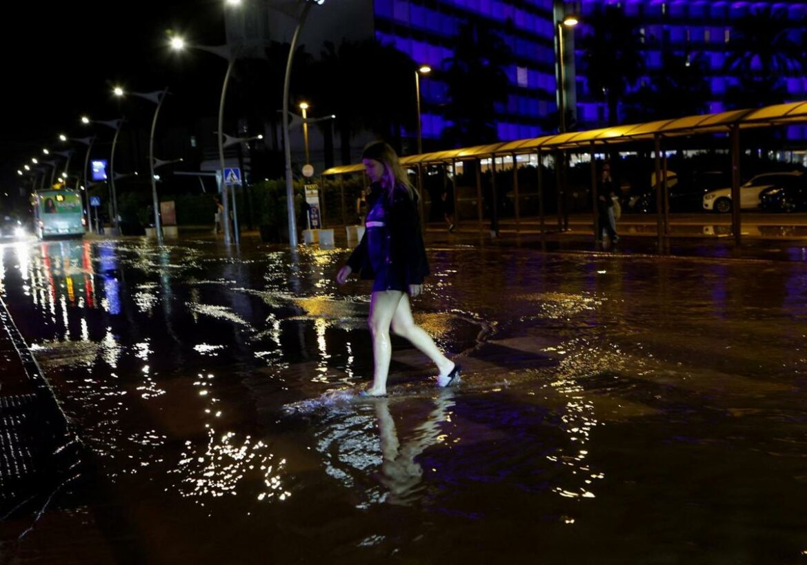 La UME interviene durante la noche en Ibiza achicando agua en casas y calles