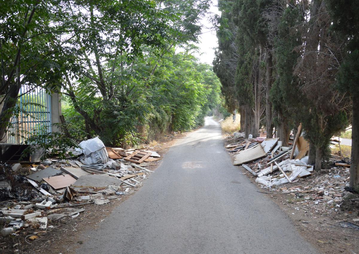 Imagen secundaria 1 - Arriba: Basura en el Camino de la Acequia Vieja de Churra. Abajo: Vertidos ilegales en Joven Futura y en la mota del Reguerón bajo la Avenida de Levante.
