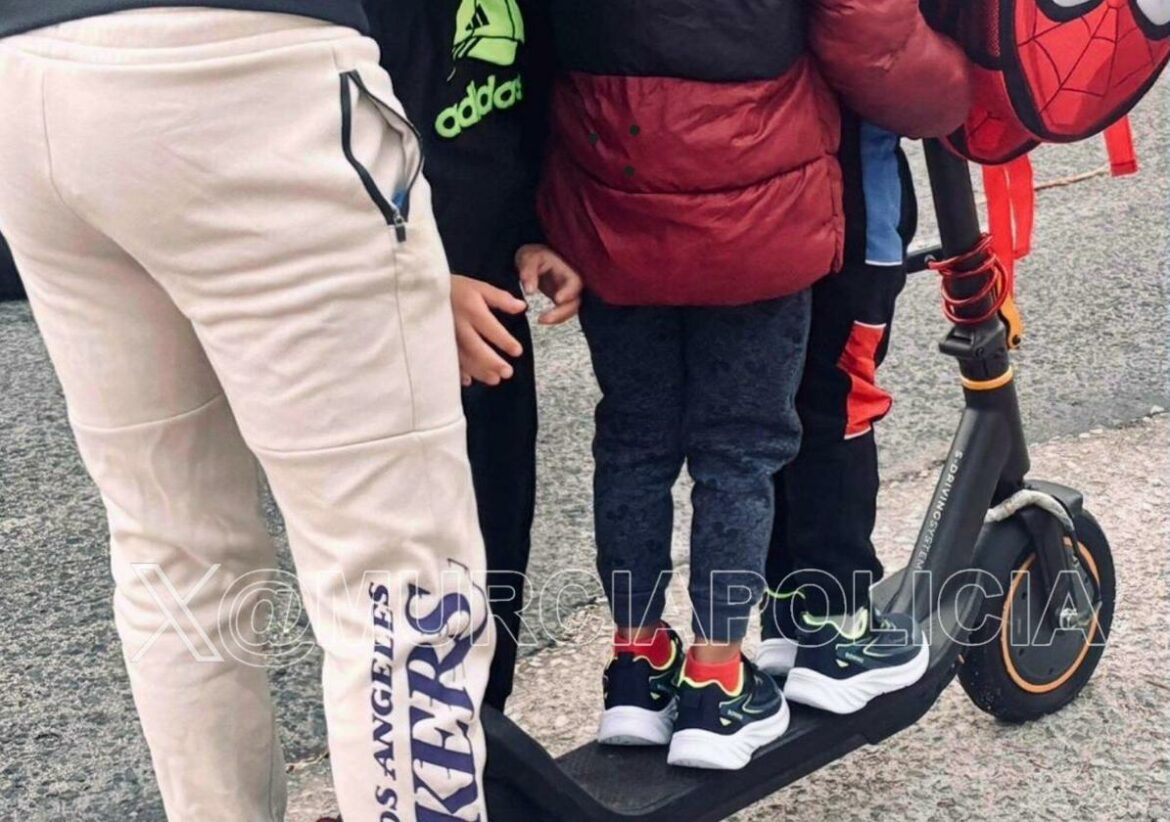 Denunciado en Murcia por llevar a tres menores en un patinete