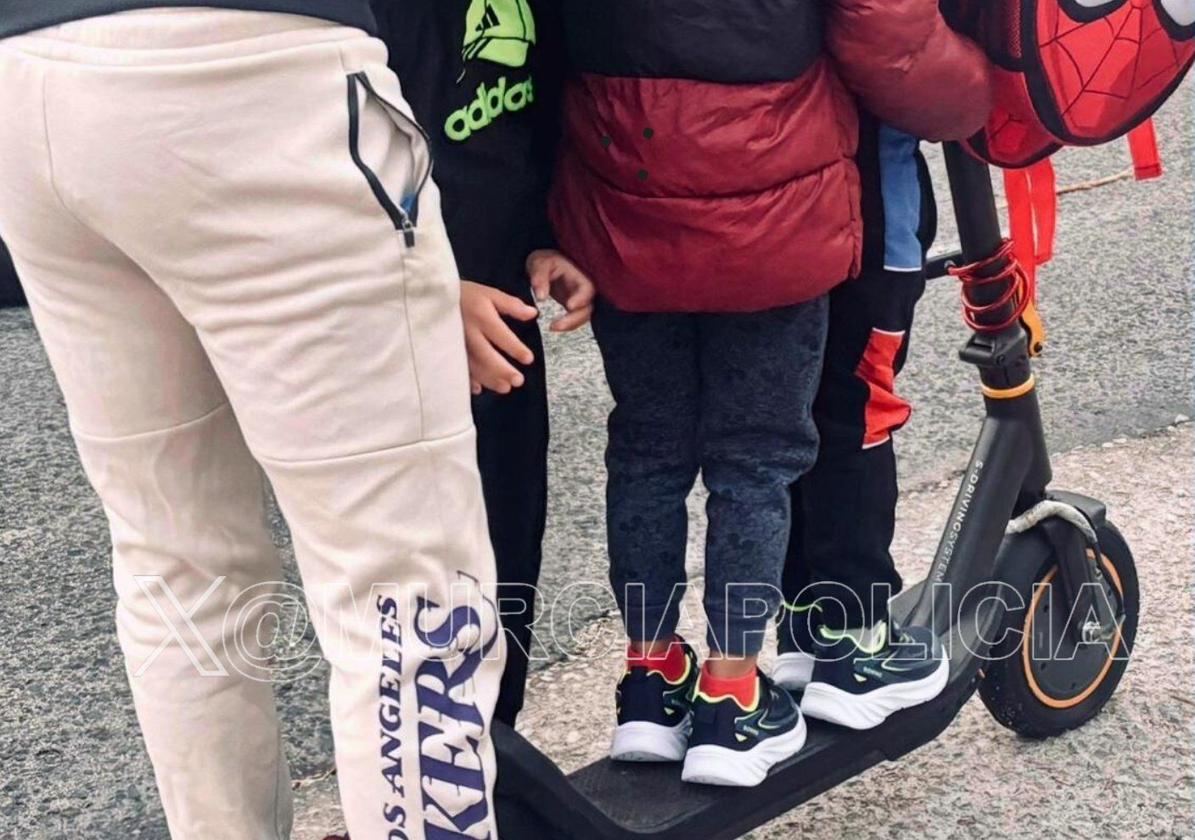 El hombre denunciado y los menores, en el patinete.