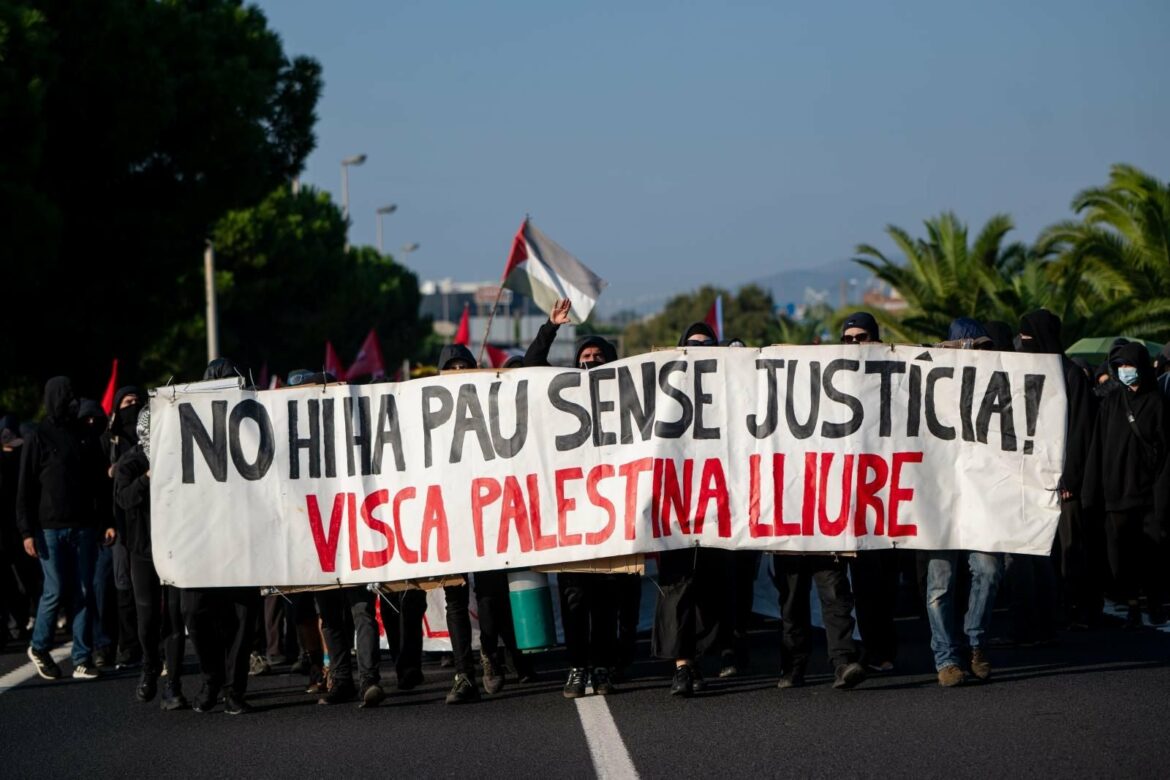 La huelga por Gaza en Barcelona deriva en disturbios y cargas de los mossos cerca de Sants
