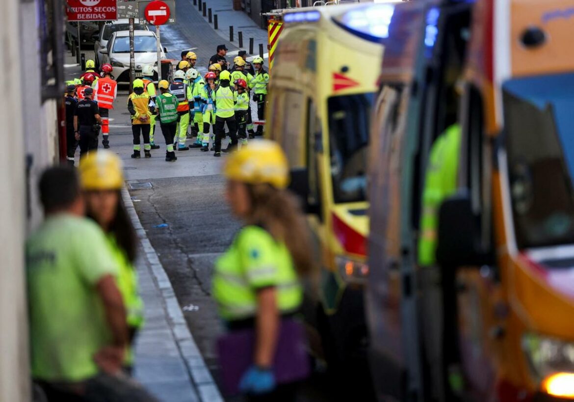 Al menos tres heridos y cuatro desaparecidos tras el derrumbe del forjado de un edificio en obras en el centro de Madrid