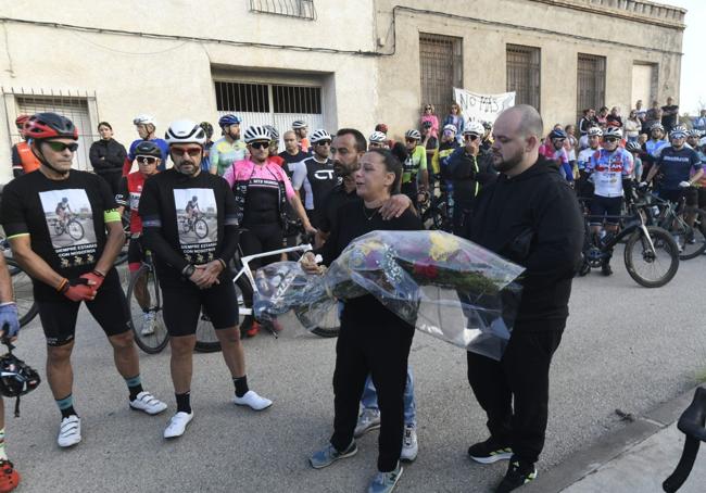 Minuto de silencio, sentada y flores para rendir homenaje al ciclista fallecido en la pedanía murciana de Cobatillas