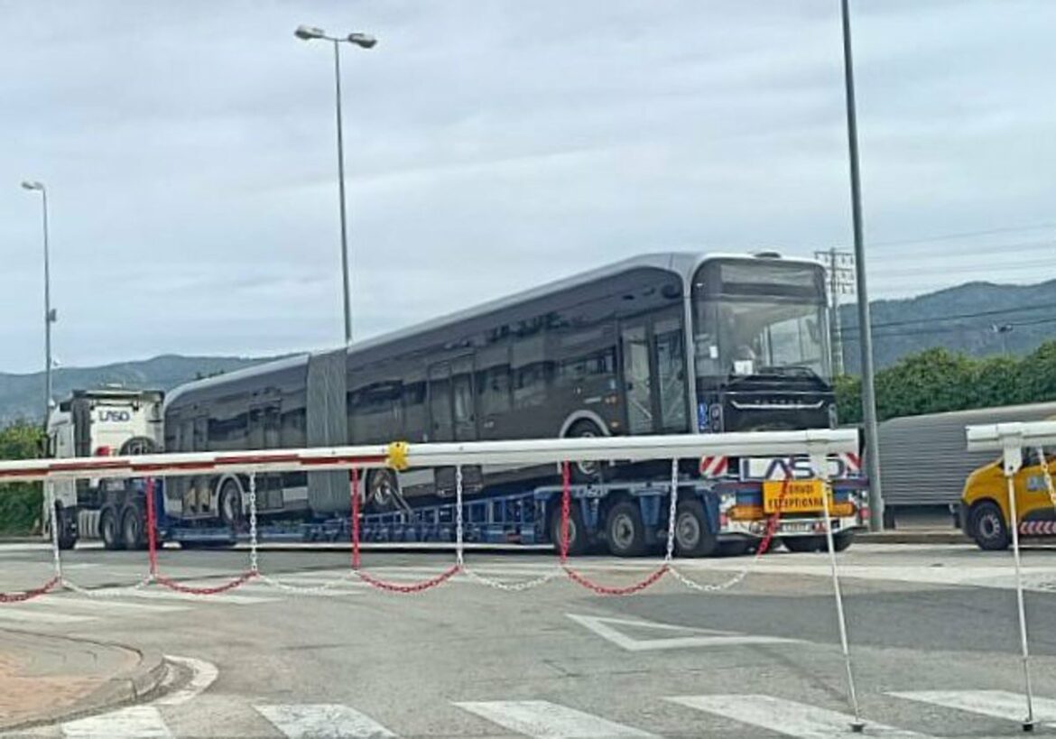 El primer tranvibús encargado para prestar servicio en Murcia ya se encuentra en las cocheras municipales