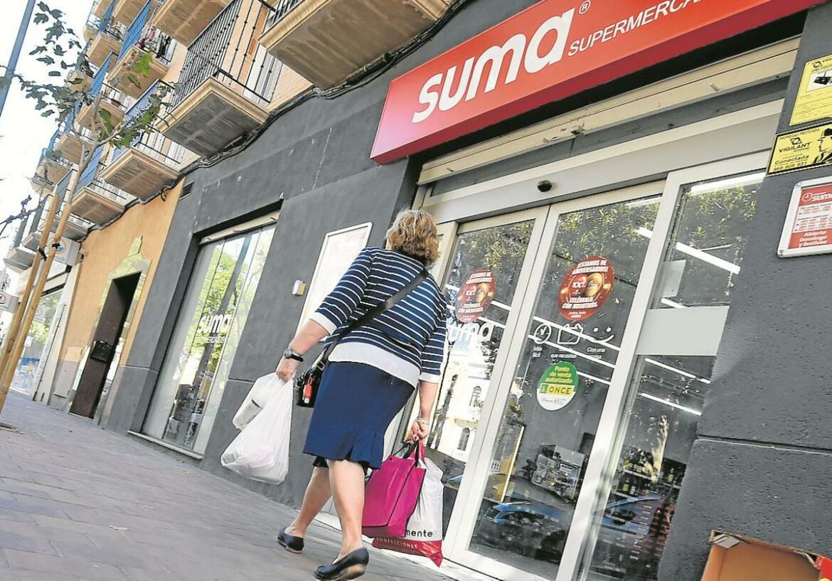 Las compras repuntan en supermercados y tiendas de barrio frente a la caída del híper