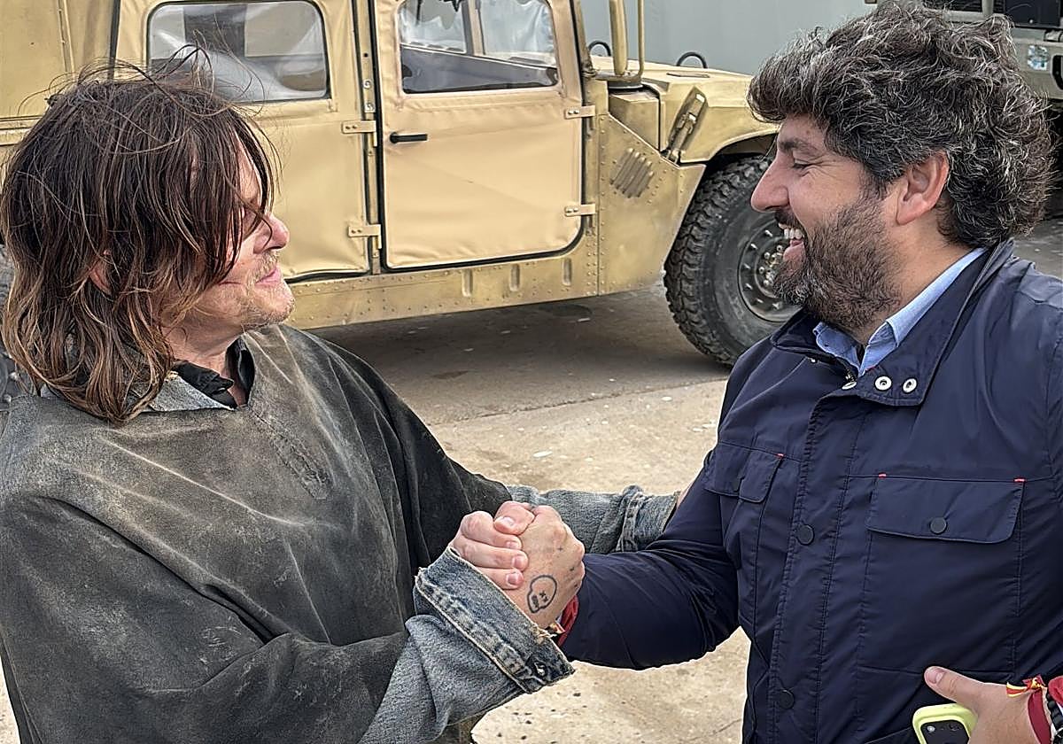 López Miras saluda al actor Norman Reedus, ayer.