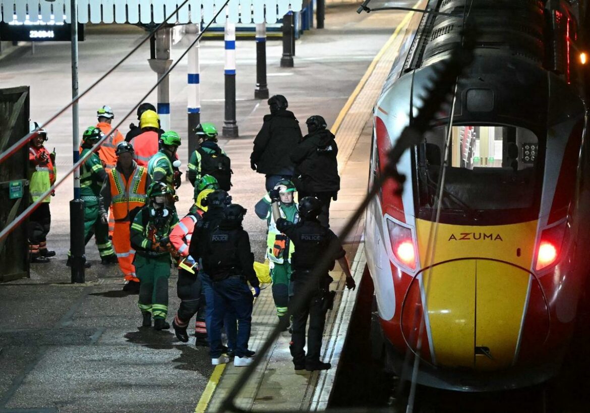 La Policía descarta el móvil terrorista en el ataque con cuchillos en un tren del Reino Unido