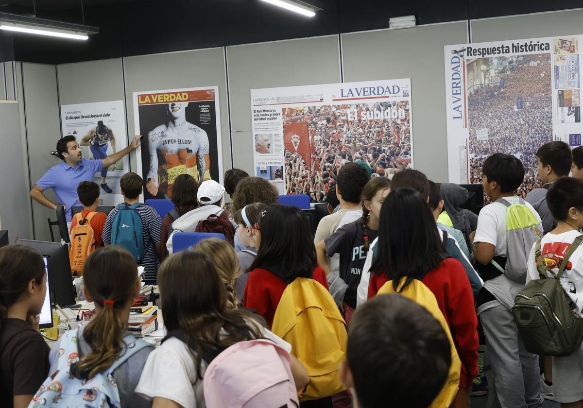 Visita del colegio Federico de Arce a la redacción de LA VERDAD.