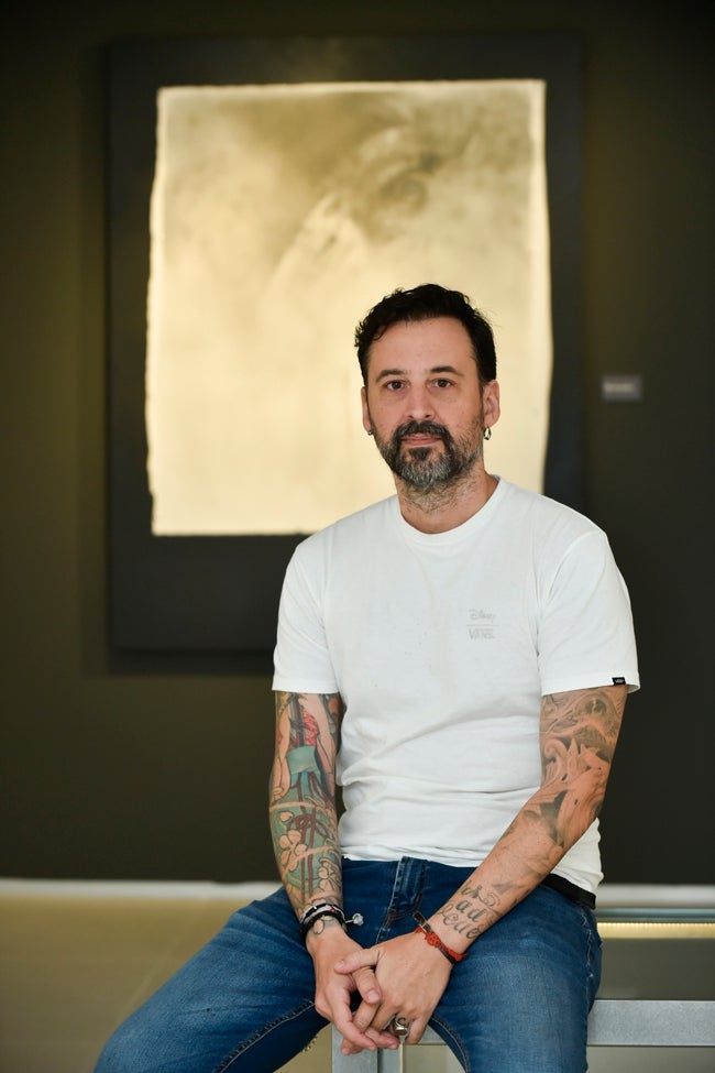 Juanjo Martínez Cánovas con la obra que realiza en vivo en la sala.