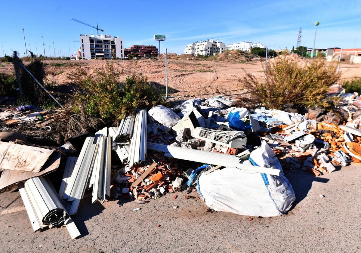 Imagen principal - Vecinos de Guadalupe, en Murcia, en pie de guerra por la falta de limpieza: «Me da vergüenza que mis amigos vengan a casa»