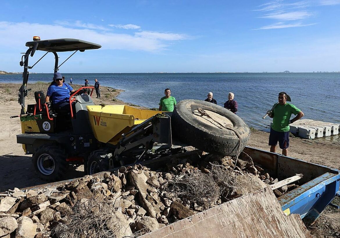 Movilización para limpiar El Rame y El Albujón: «Esto era una maravilla, pero ahora toda la basura viene a parar aquí»
