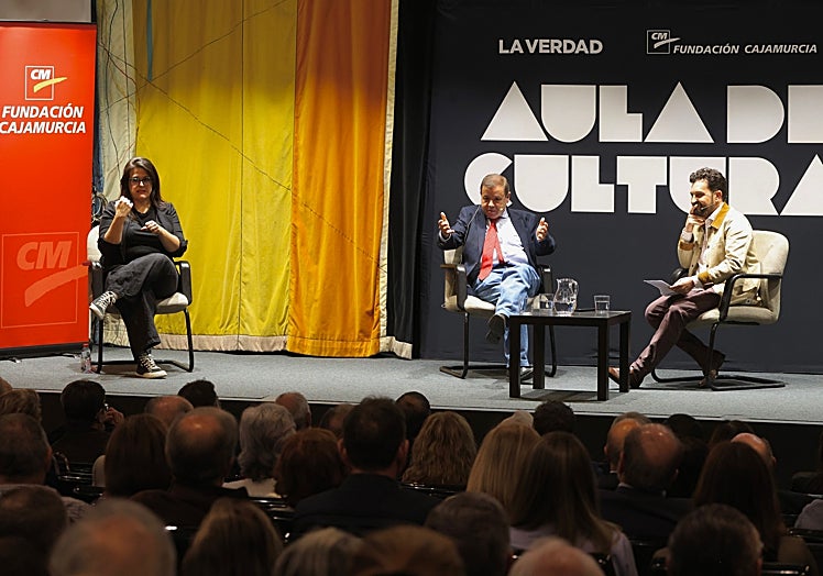 La intérprete de lengua de signos Chyntia Marín Sánchez, Pablo Ramírez y Manuel Madrid.