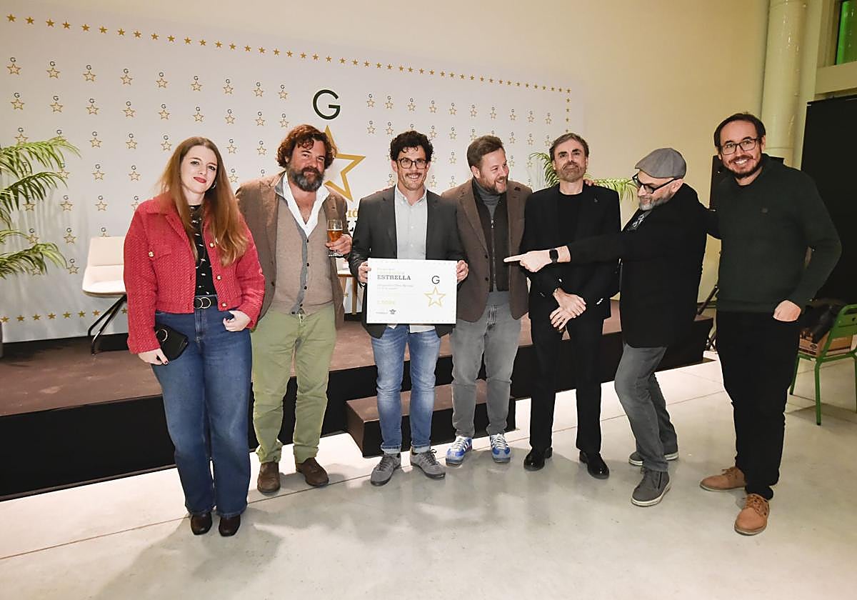 Alejandro Oliva, este viernes, acompañado por miembros del jurado y organizadores, tras recibir el premio.