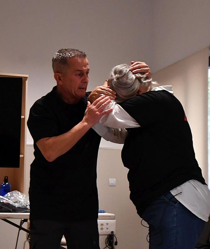 Imagen secundaria 2 - Curso de defensa personal, este lunes en el Caivax. 