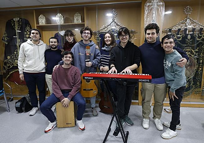 Miembros del grupo Hakuna de Murcia, en los salones de la iglesia de San Pedro